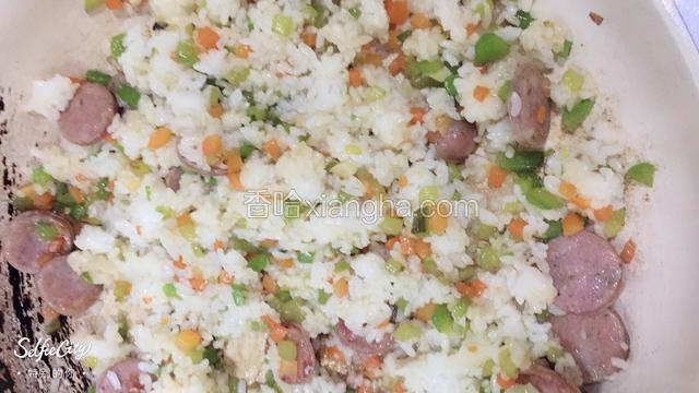 放入米饭翻炒均匀。