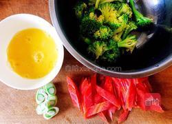 西兰花炒蛋的做法图解2