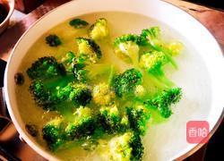 西兰花炒蛋的做法图解3