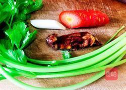 芹菜炒腊肉的做法图解1