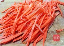 胡萝卜炝芹菜的做法图解1