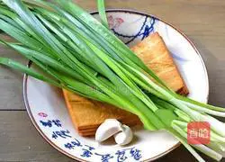 Illustration of how to make stir-fried dried leeks 1