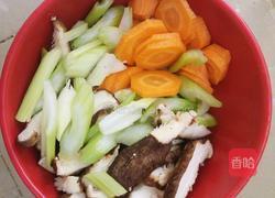 芹菜萝卜香菇的做法图解2