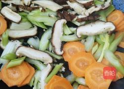 芹菜萝卜香菇的做法图解4