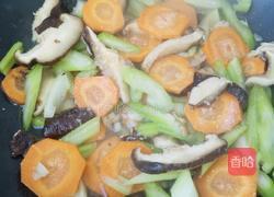 芹菜萝卜香菇的做法图解6
