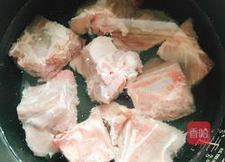 莲藕龙骨汤的做法图解1