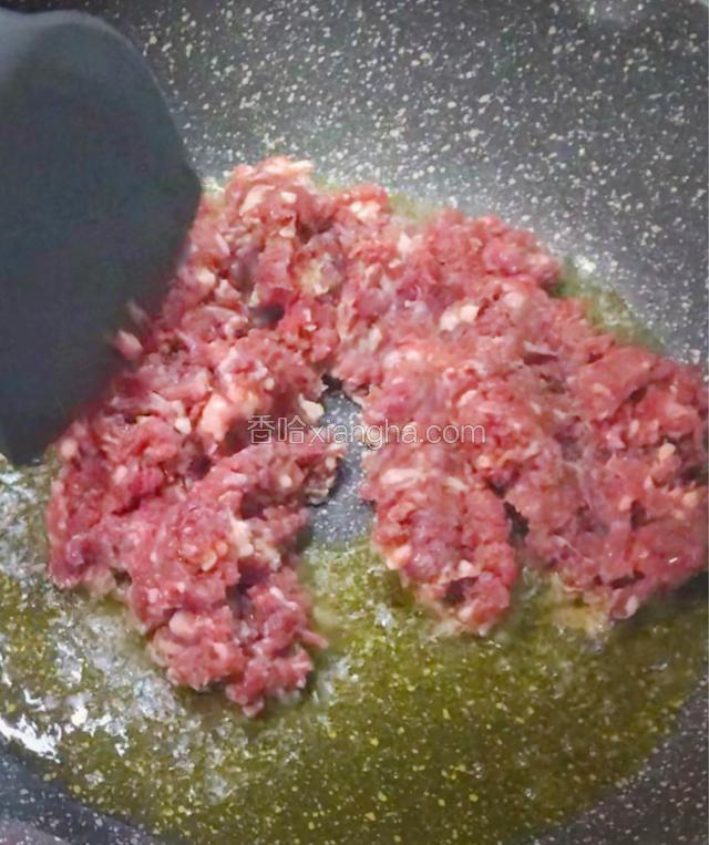 6成热下牛肉末。