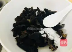Illustration of how to make cold black fungus 7