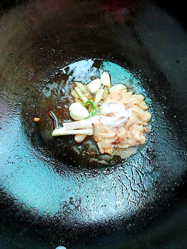 锅里再放少量油，放入姜片、蒜瓣、花椒爆香，（如果有鱼籽、鱼泡，顺便放入煎至两面金黄，鱼泡要切破，要不然遇热会爆的哈）