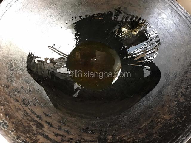 锅置火上，放入适量食用油烧至七成热