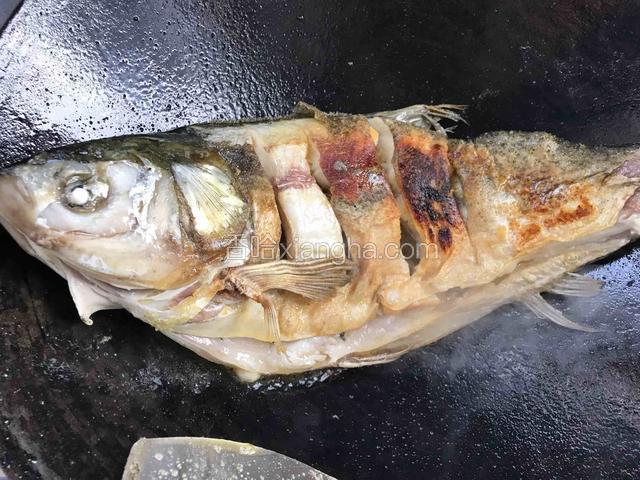 再把整条鱼放入锅中，煎至两焦黄