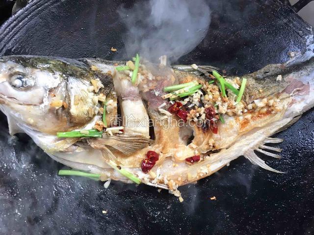 再把爆香的佐料放在鱼身上