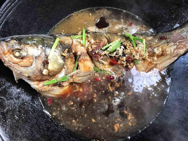 淋入老抽、料酒，加入适量清水煮沸