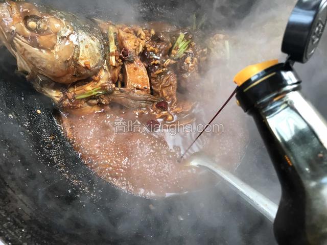 开盖后调入，生抽、胡椒粉和味精拌匀