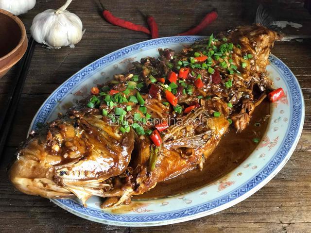 装盘后撒上葱花和小米椒碎，上桌即可食用