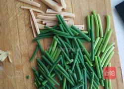 火腿蒜薹炒肉的做法图解1