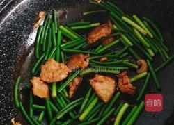 火腿蒜薹炒肉的做法图解5