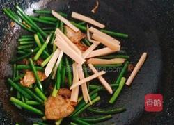 火腿蒜薹炒肉的做法图解6