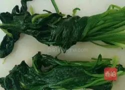 Illustration of how to make spinach mixed with nuts 2