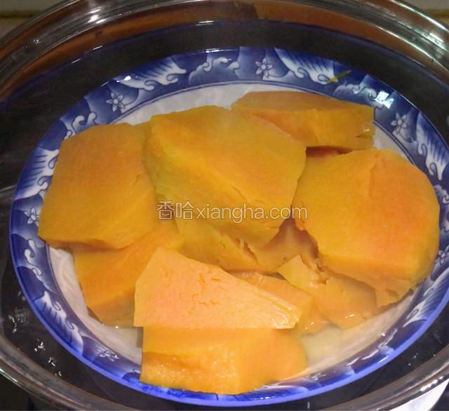 南瓜切块放锅里大火蒸熟。