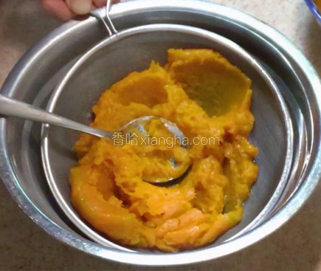 用勺子压成泥并过筛。