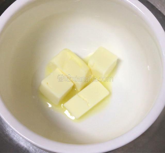 黄油室温软化（现在是冬天可以坐温水）。