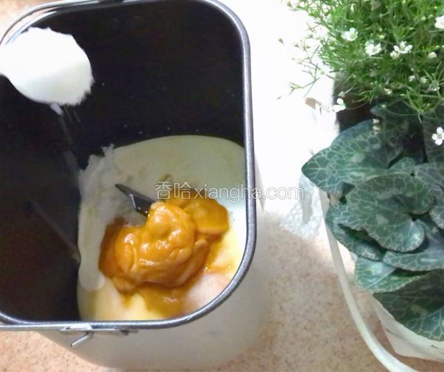 放入糖30g（糖和盐呈对角线放）。