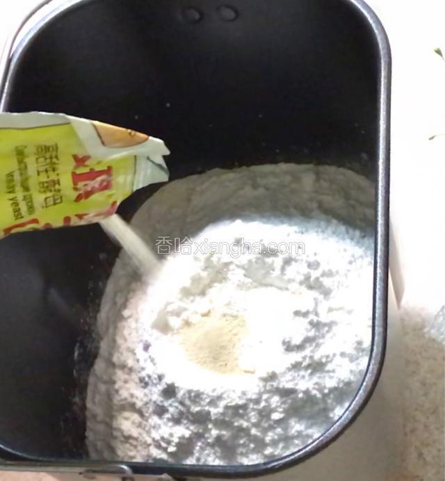加入高筋面粉，并在中间掏个坑放入酵母。