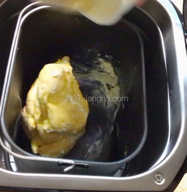 约十多分钟后，面团已揉出粗膜，加入软化好的黄油继续揉。