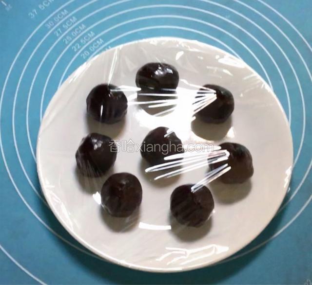 将豆沙馅分成8份并搓圆盖上保鲜膜备用。