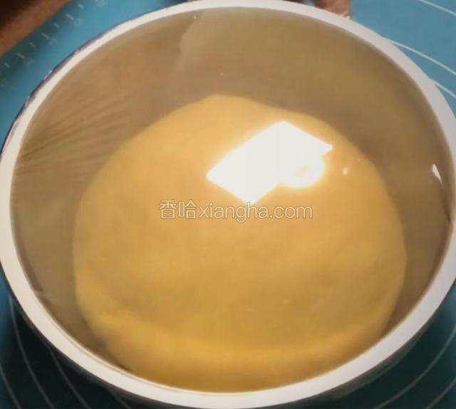 发酵至1.5-2倍的面团拿出（本菜谱用时1个半小时）。