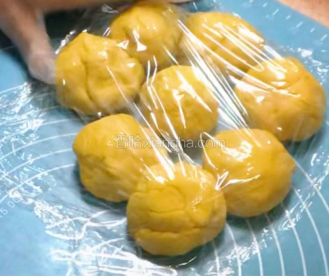 折叠、按压排气分成8等份，盖上保鲜膜松弛10分钟。