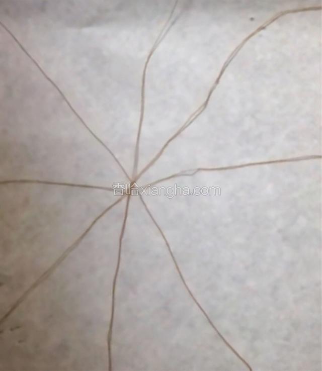 取4根棉线以同一个中心点交叉叠放。