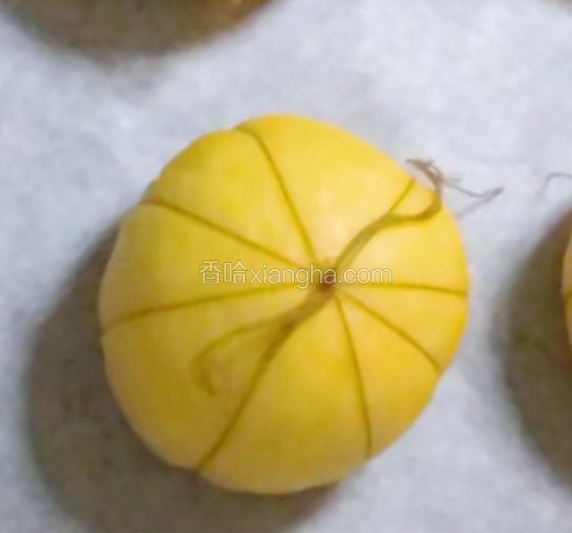 提起棉线像图片一样并打结（轻轻贴着面团打结即可，不要勒到面团里去了）