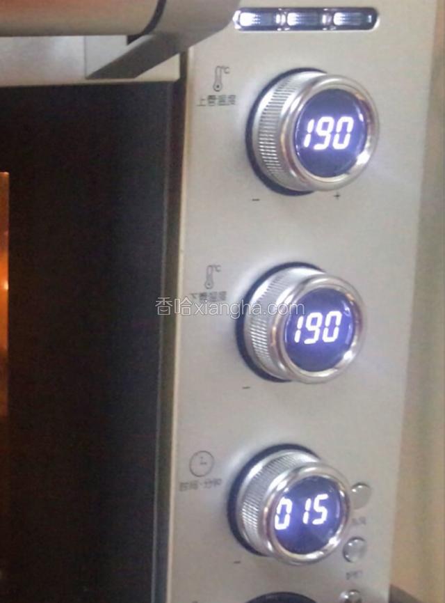 烤箱190度预热5分钟。