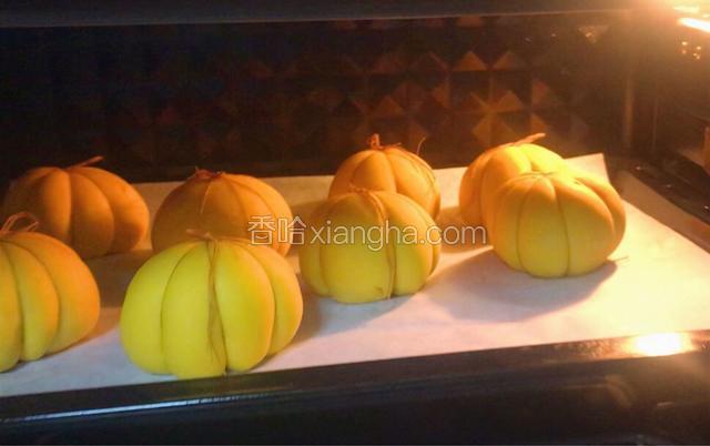 放入面包，190度上下火烤15分钟（中间8分钟左右看到颜色差不多了就在面包上盖一张锡纸）