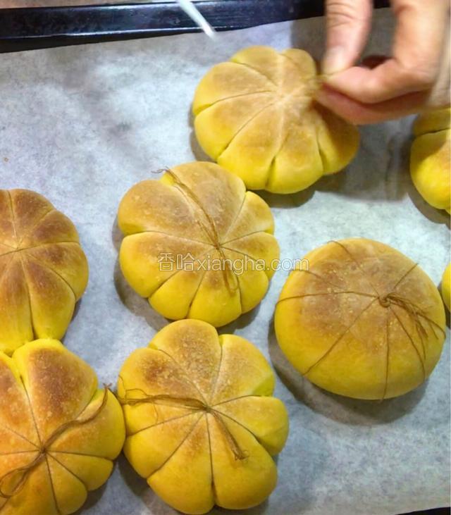 拿出，稍微凉一下，用剪刀剪掉接头，抽出棉线。（切记是捏住线的一头从里面直接抽出来，不是朝外拉哦！）