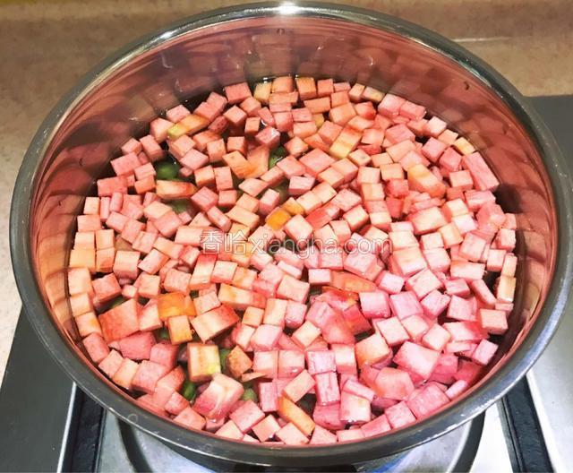 胡萝卜和豌豆一起放入小锅里加水煮熟。