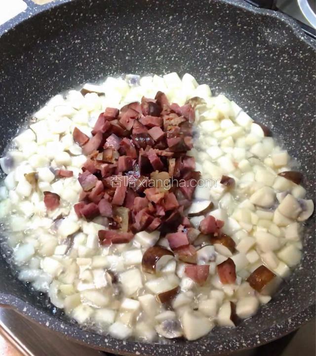 炒至牛肝菌出水后放入腊肠。