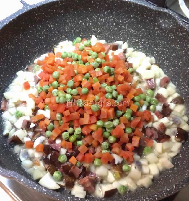 倒入胡萝卜丁和豌豆。