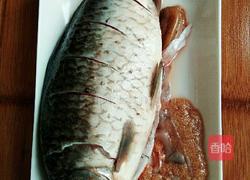 湘潭水煮鲫鱼的做法图解1