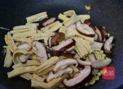 香菇烧腐竹的做法图解4