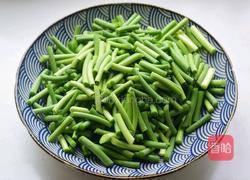 五花肉炒蒜苔的做法图解3