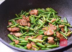 五花肉炒蒜苔的做法图解7