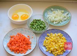 虾仁五彩炒饭的做法图解1