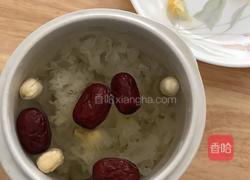 银耳莲子汤的做法图解2