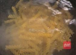 番茄肉酱通心粉的做法图解1