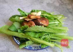 香菇炒小白菜的做法图解1