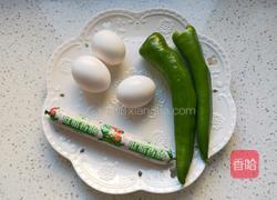＃东北＃尖椒炒鸡蛋火腿肠的做法图解2
