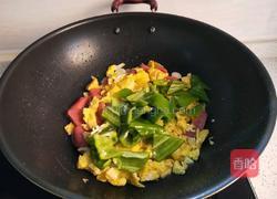 ＃东北＃尖椒炒鸡蛋火腿肠的做法图解6